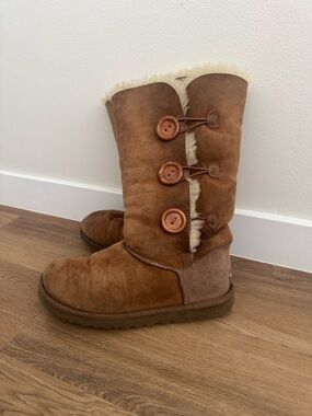 Old Tall Button Chestnut UGG